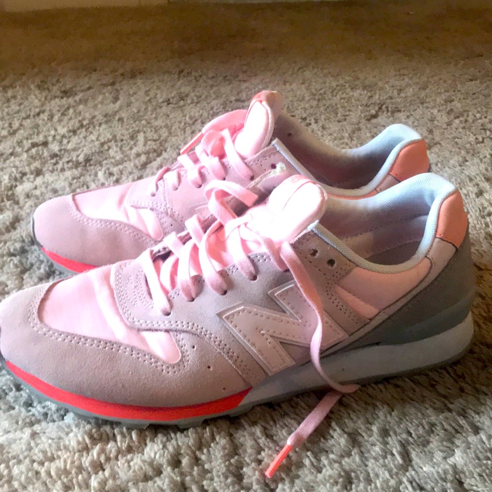 WOMENS NEW BALANCE CLASSICS 696 SUEDE SHOES